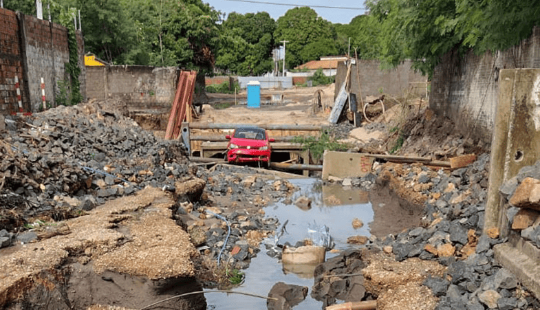 Carro fica preso em galeria na zona Leste de Teresina