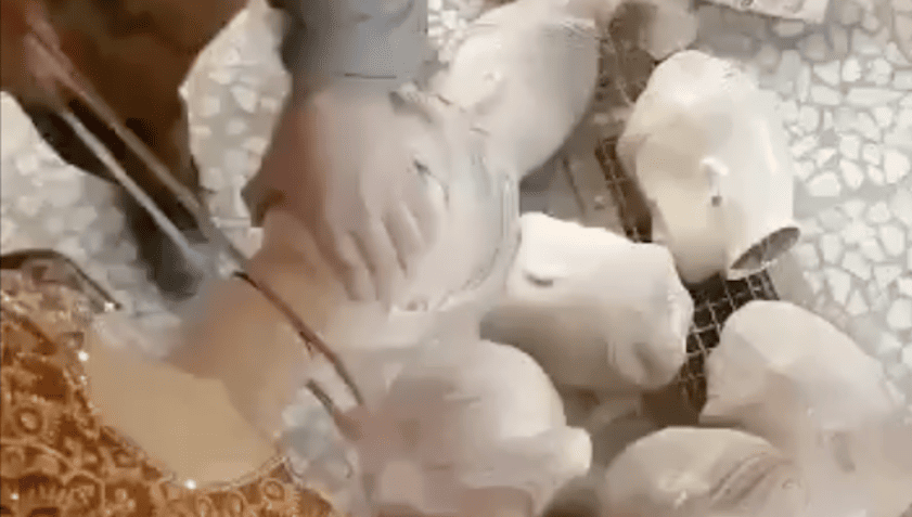 Homem serra manequins para cumprir determinação do Talibã
