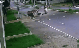 Mulher morre ao bater moto contra caçamba de entulhos