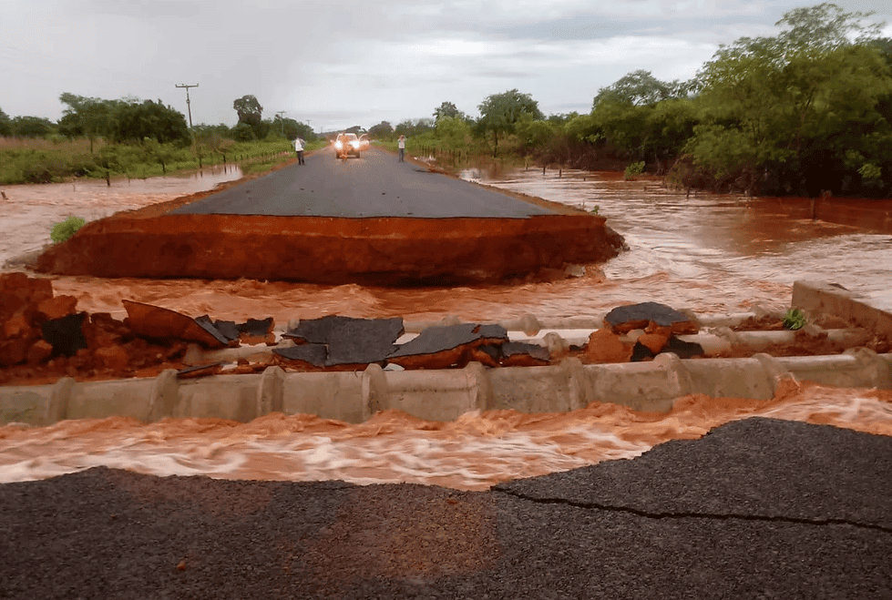 Trecho da PI-256 entre Morro Cabeça no Tempo e Curimatá se rompe
