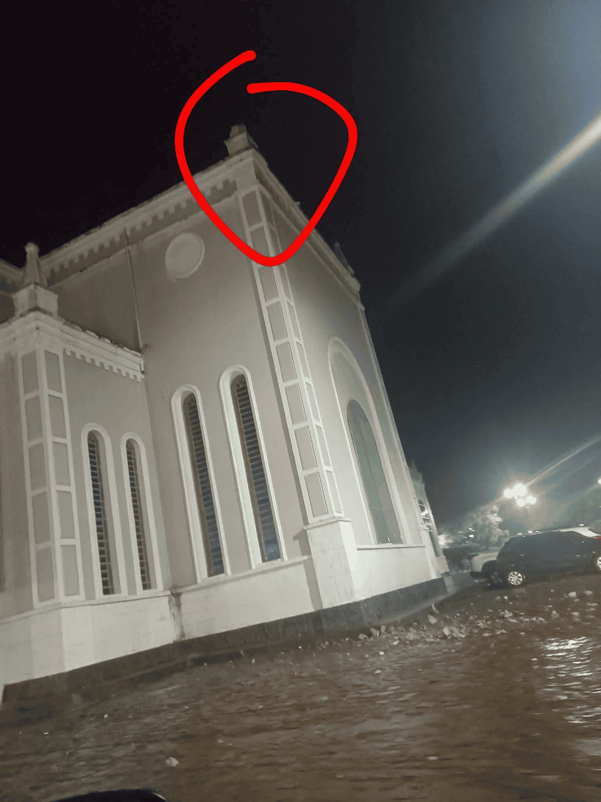 Raio atinge um dos pináculos da Catedral de Santo Antônio em Campo Maior