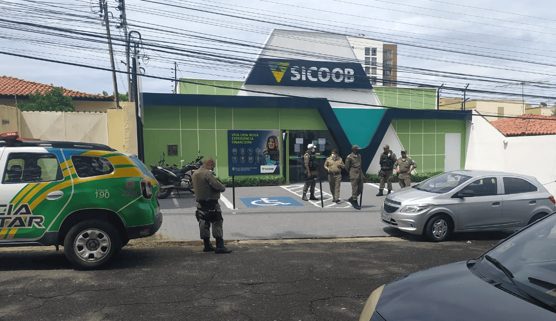 Criminosos rendem funcionários e clientes no Sicoob Banco