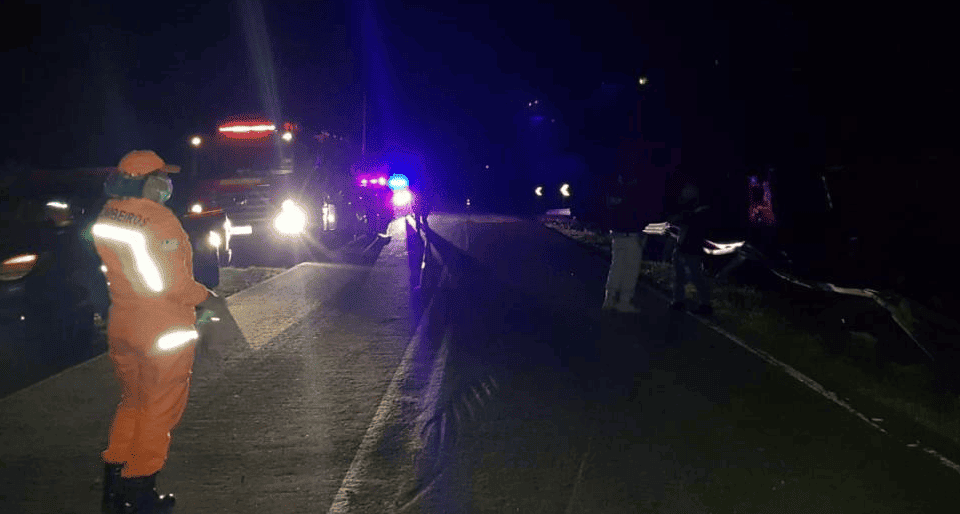 Carreta carregada de biodiesel tomba em Bertolínia
