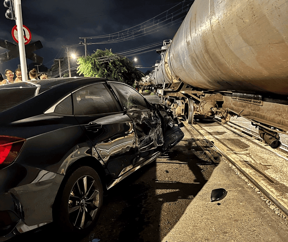 Carro bate em trem com carga de combustíveis em Teresina