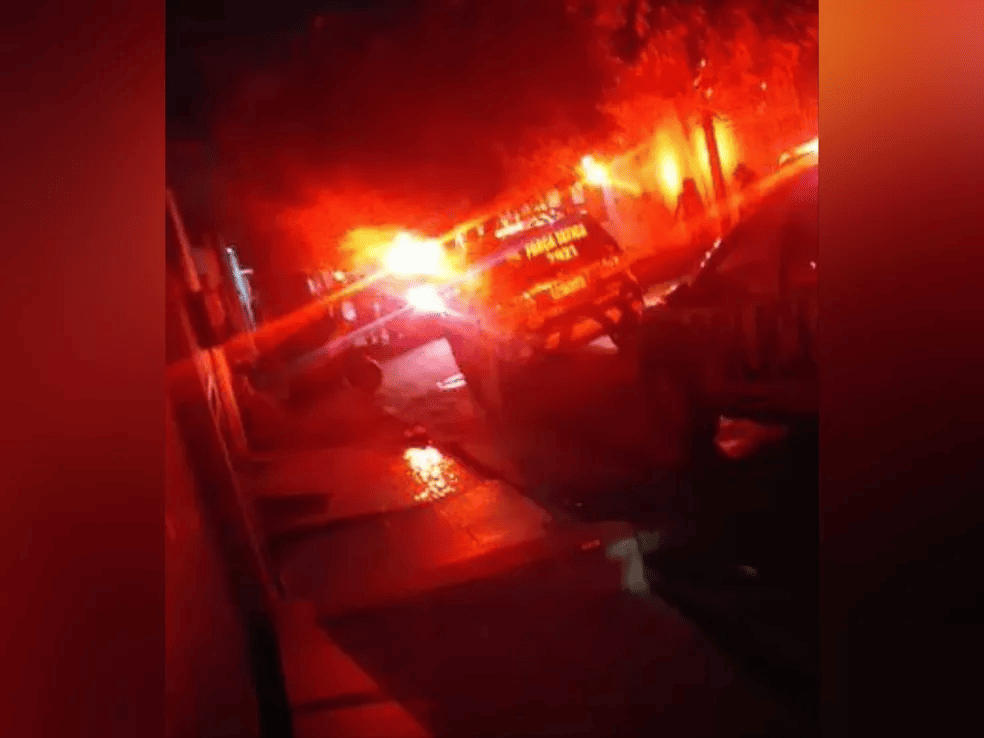 Carros da Polícia Militar estiveram no local momentos após a chacina em uma casa no Bairro Triângulo