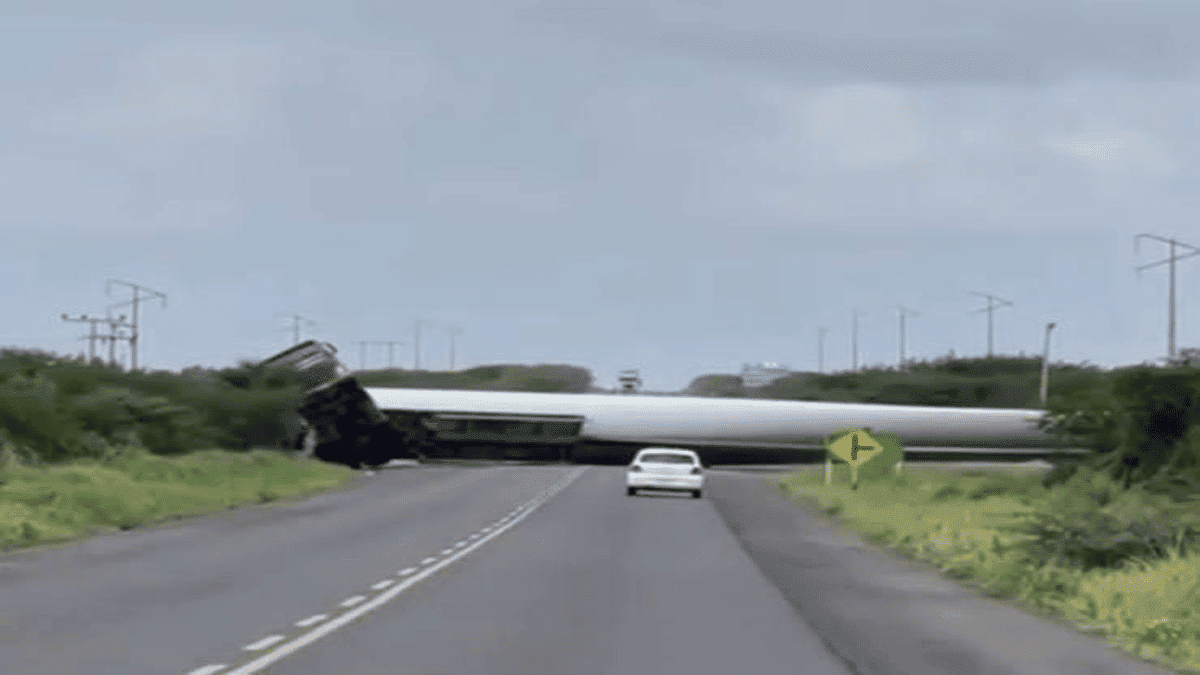 Carreta que transportava hélice de torre eólica tomba e interdita rodovia em Picos