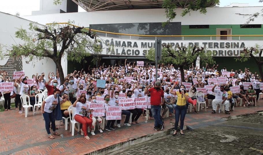 Professores em greve acampam na frente da Câmara de Teresina