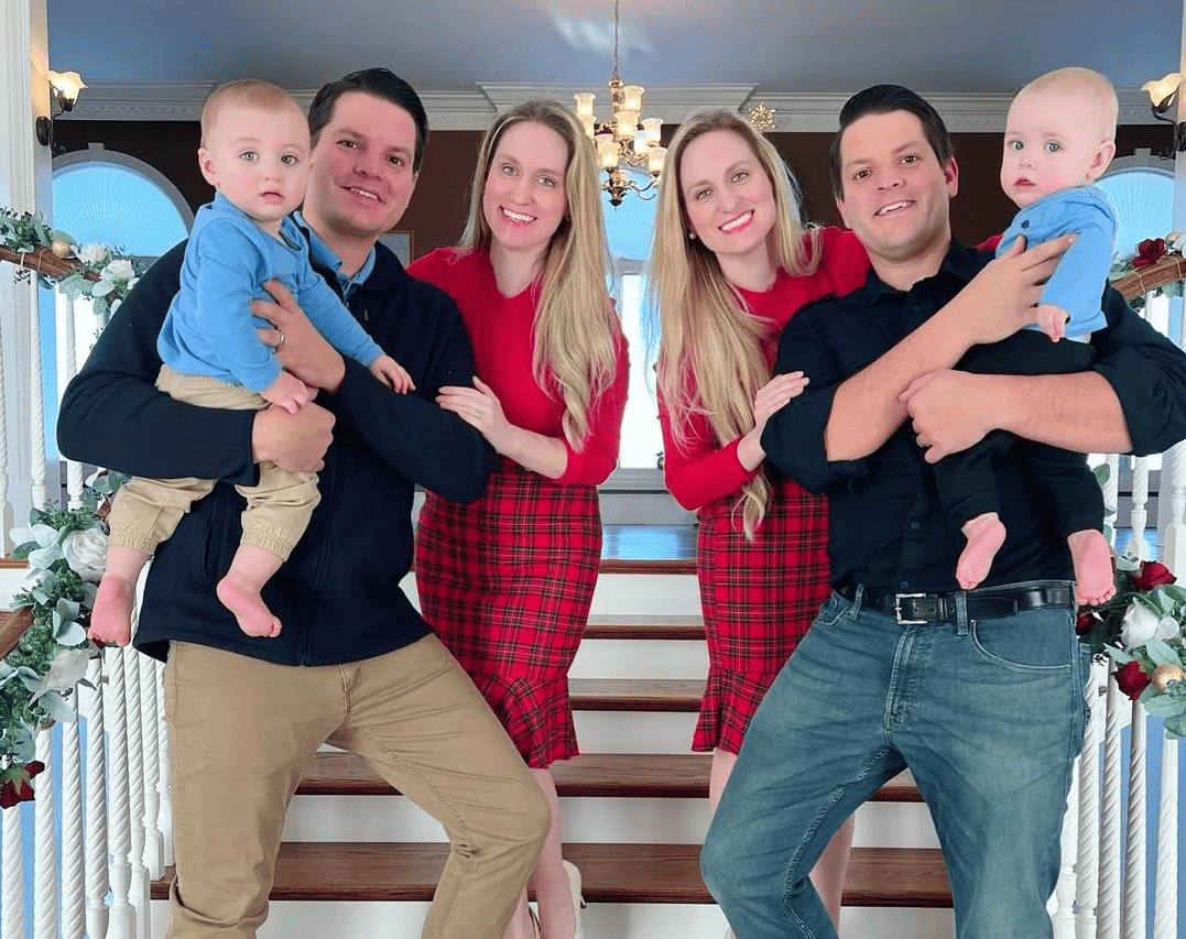Irmãs gêmeas se casam com irmãos gêmeos e têm bebês idênticos