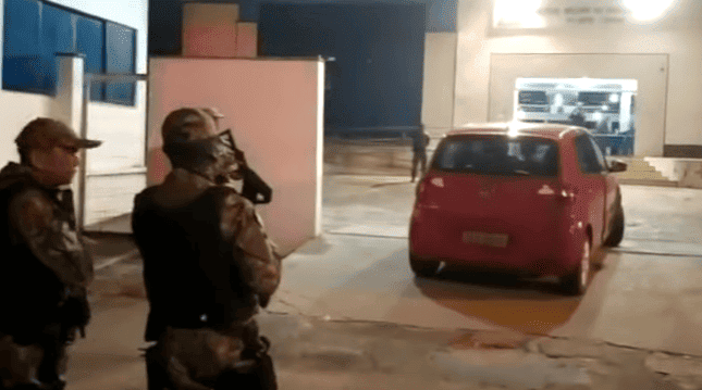 Aluno mantém professora refém dentro de carro na frente de Batalhão da Polícia Militar