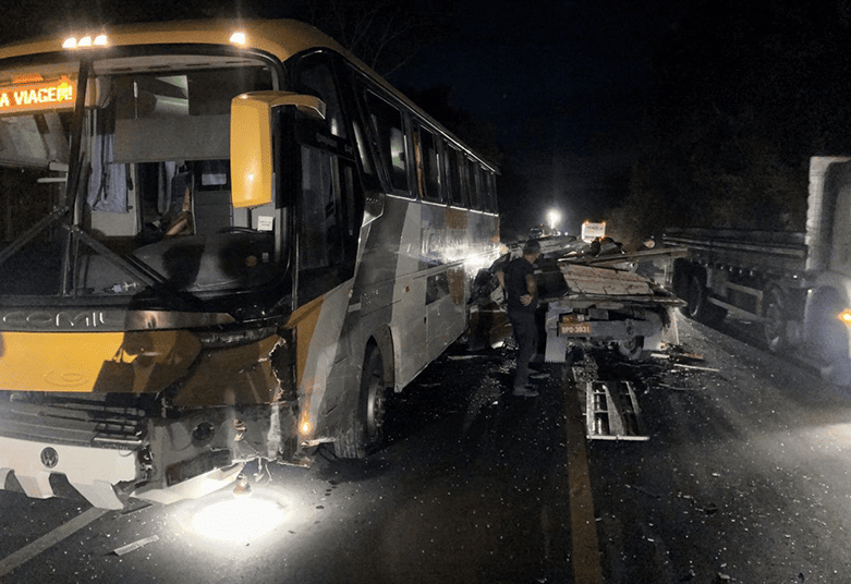 Acidente entre ônibus e caminhonete em Altos
