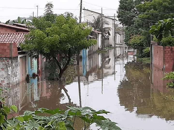 Cheia do Rio Longá alaga cidade de Esperantina