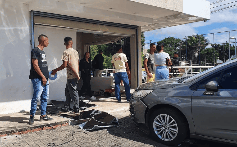 Carro invade clínica e atinge proprietária em Teresina