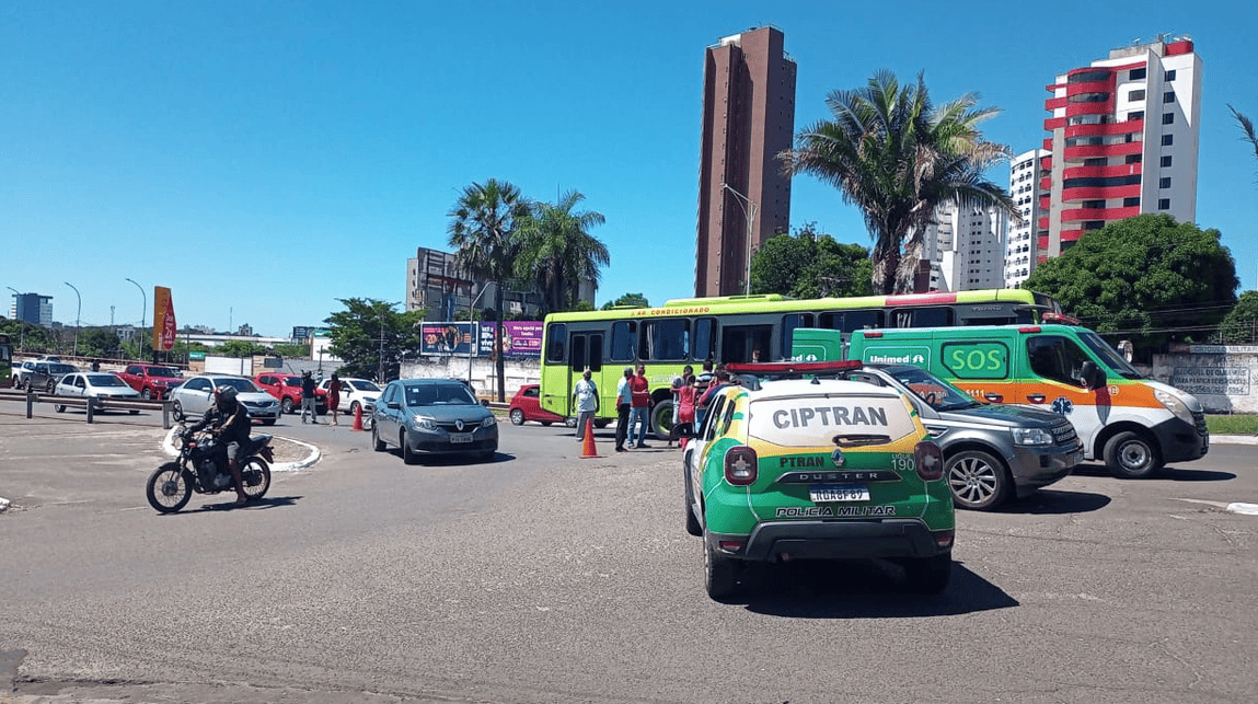 Estudante morre em acidente envolvendo ônibus na avenida Frei Serafim