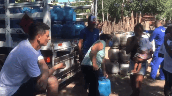 Entrega de gás para pessoas carentes na zona Norte de Teresina