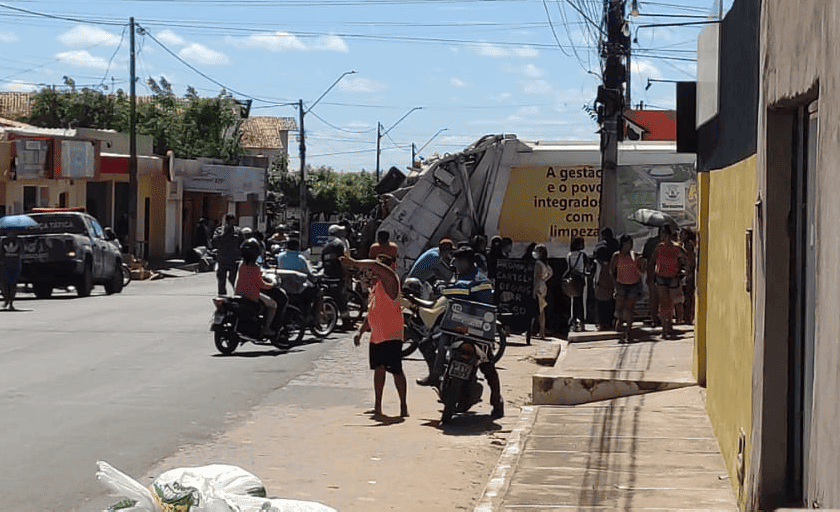 Menino é atropelado por caminhão de coleta de lixo