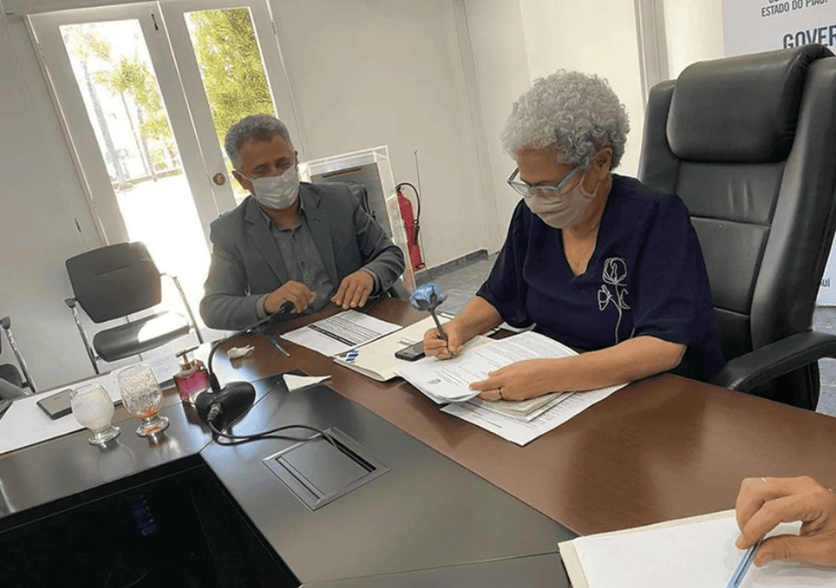 Regina Sousa e o reitor da Uespi, Evandro Alberto