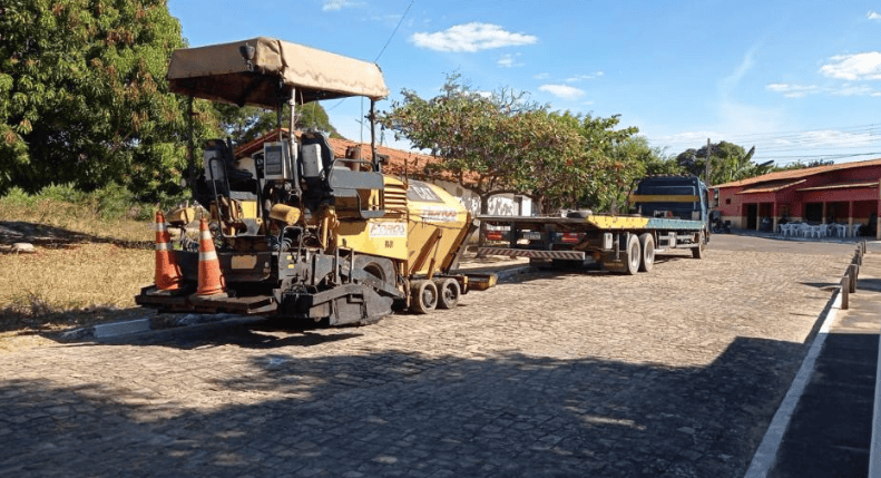 Máquinas esperando autorização para iniciar obra