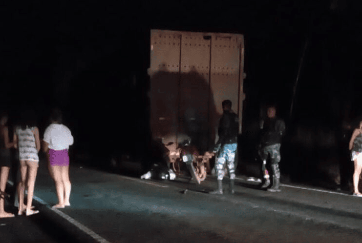 O vagão estava parado na rodovia sem nenhuma sinalização