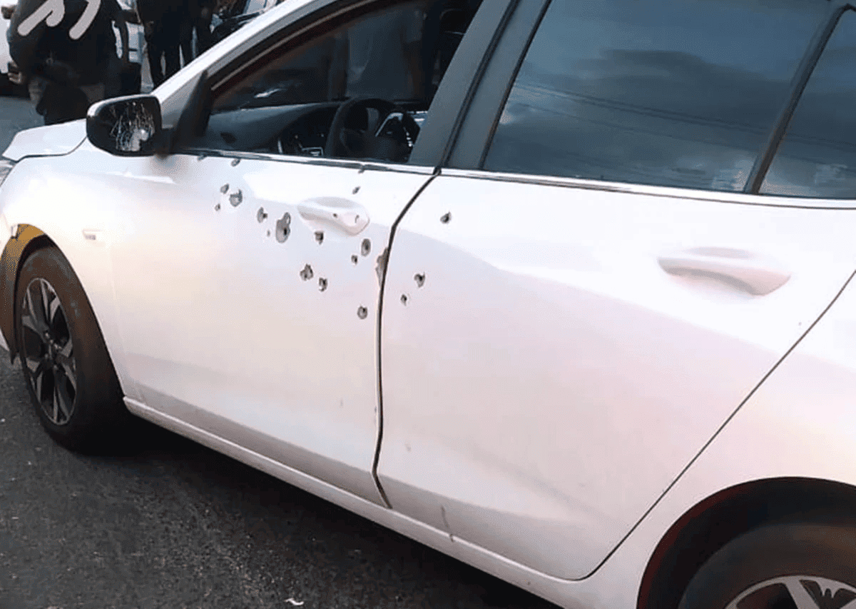 Três homens são baleados dentro de carro na zona Leste