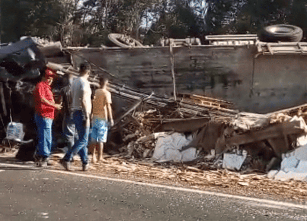 Caminhão carregado de cerâmica tomba e mata três pessoas