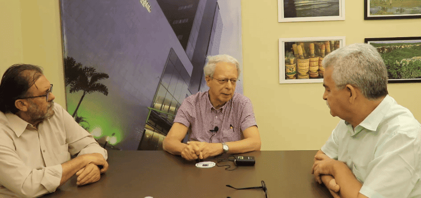 Jornalistas Luiz Brandão e Oscar de Barros entrevistam Frei Beto