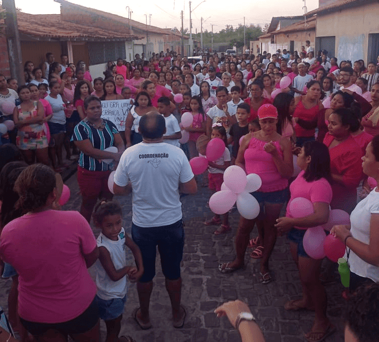 Moradores fazem manifestação contra avó que estuprou a própria neta