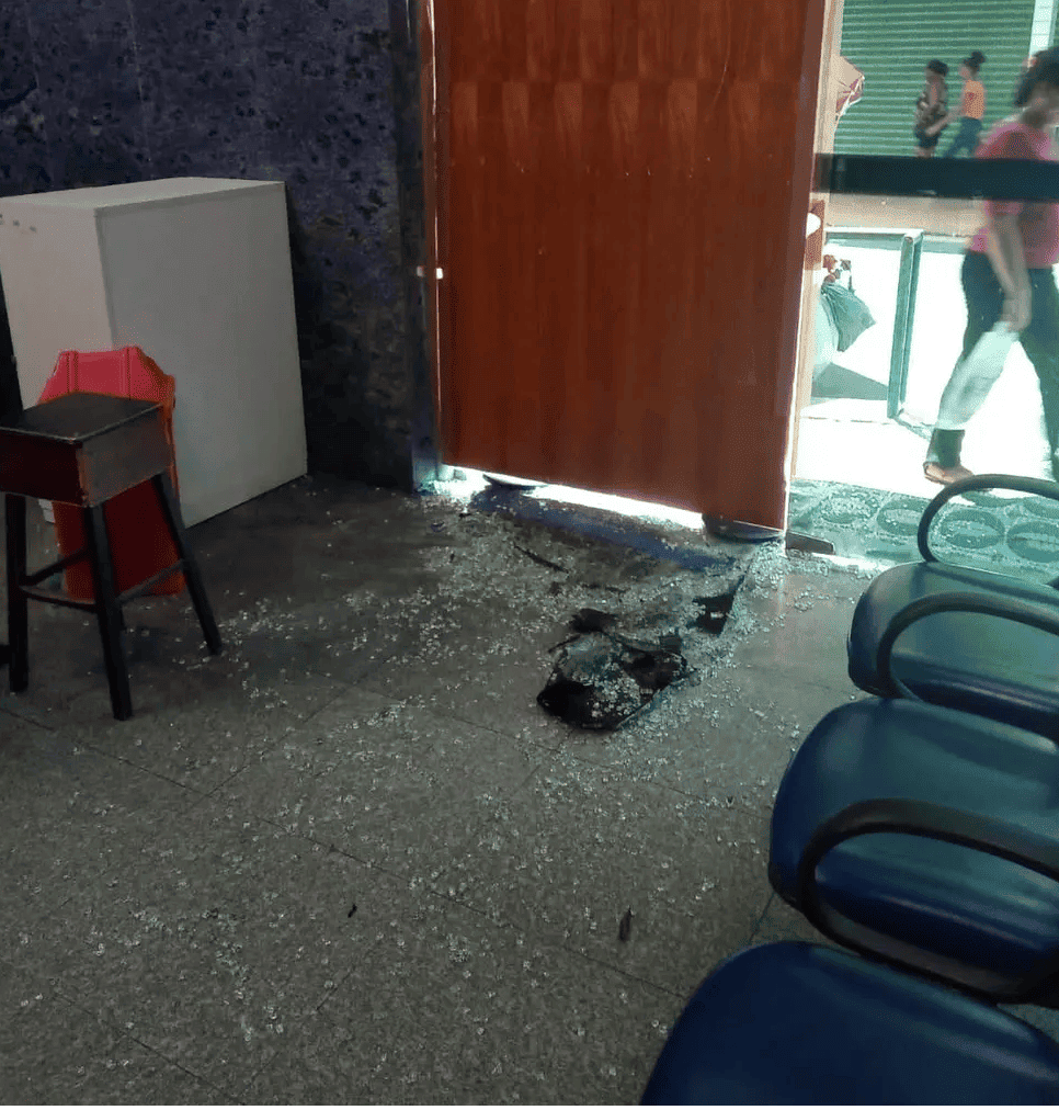 Idoso quebra vidro da Gerência Executiva do INSS em Teresina
