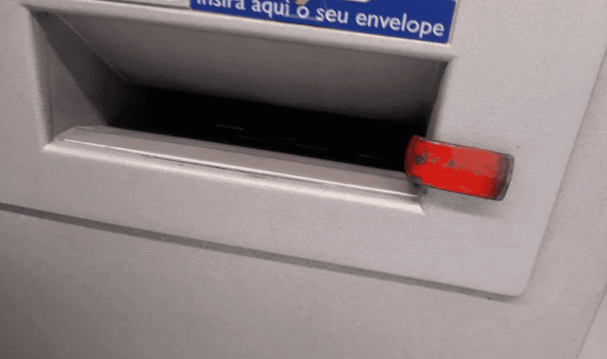 Dupla é presa ao instalar pé de cabra em caixa eletrônico
