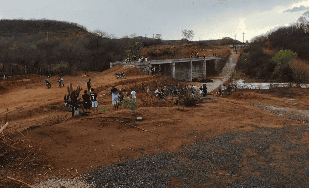 Rio Guaribas trasborda e água cobre passagem molhada na zona rural de São Luís do Piauí