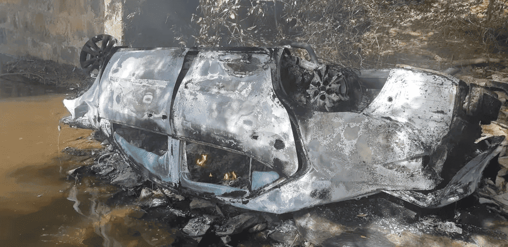 Carro cai de ponte e crianças ficam feridas