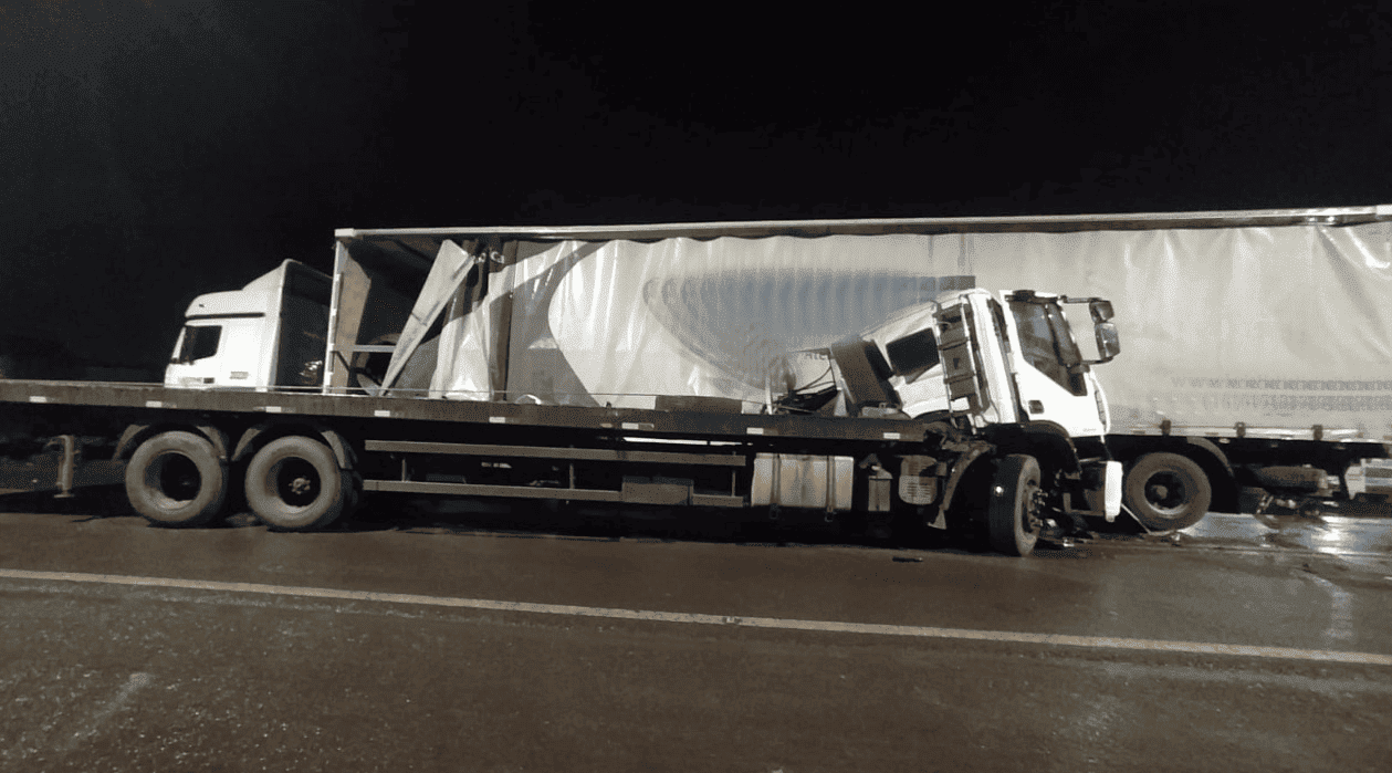 Motorista fica ferido na colisão entre dois caminhões