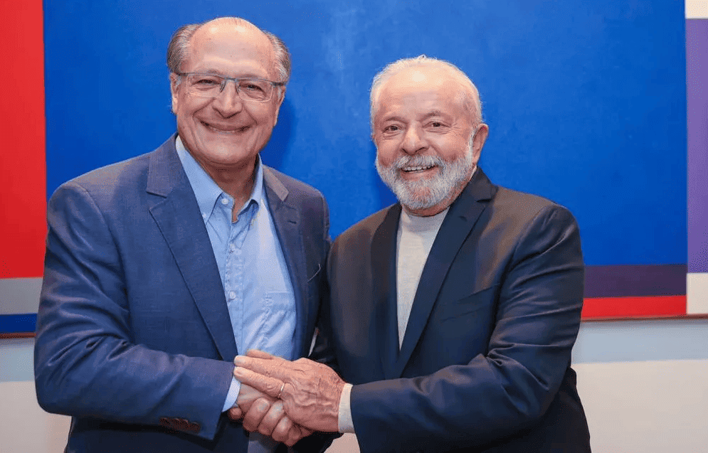 Geraldo Alckmin (à esquerda) e Lula (à direita)