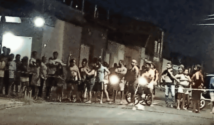 Curiosos se aglomeram no local do crime
