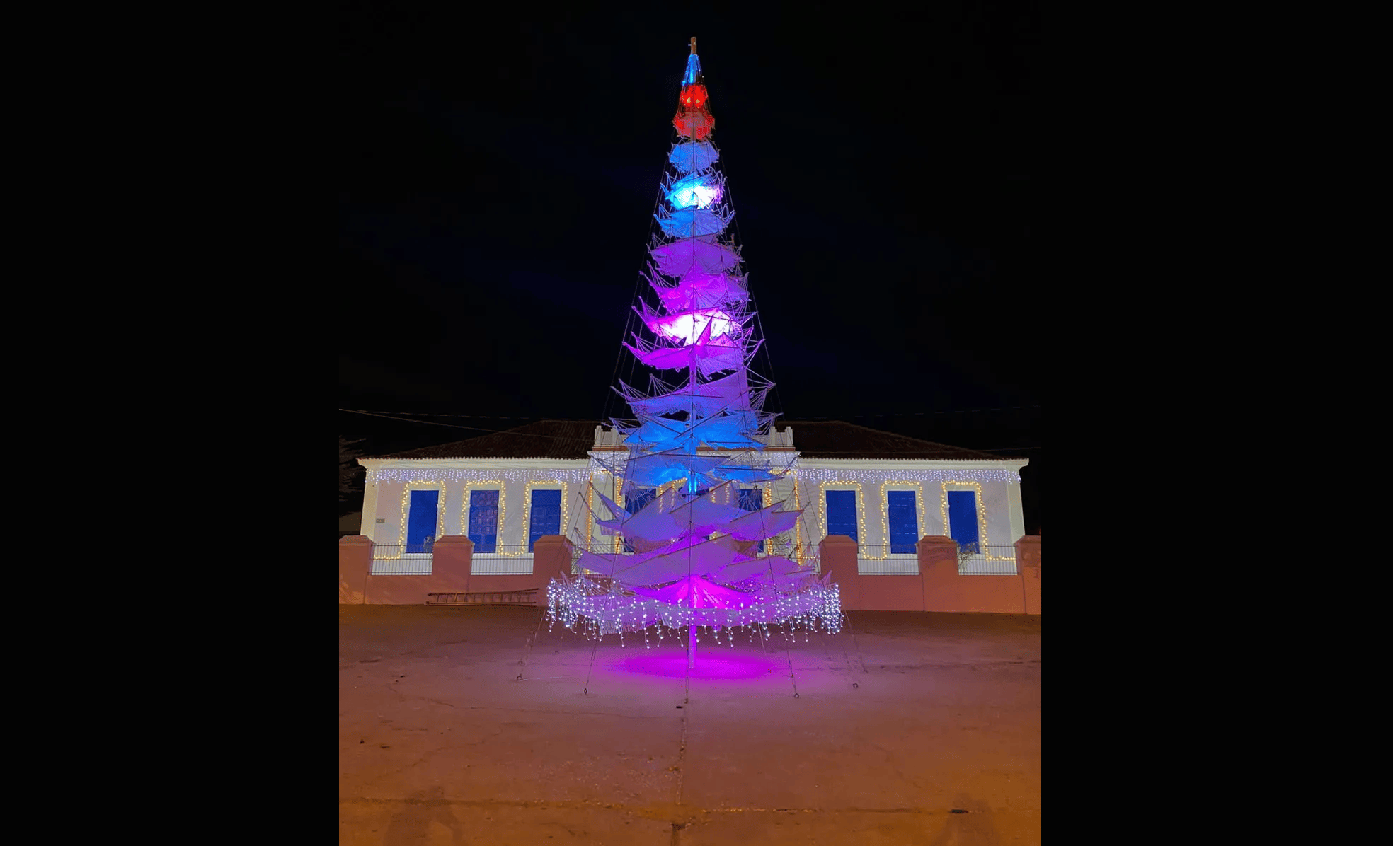 Redes brancas foram usadas para montar árvore de Natal