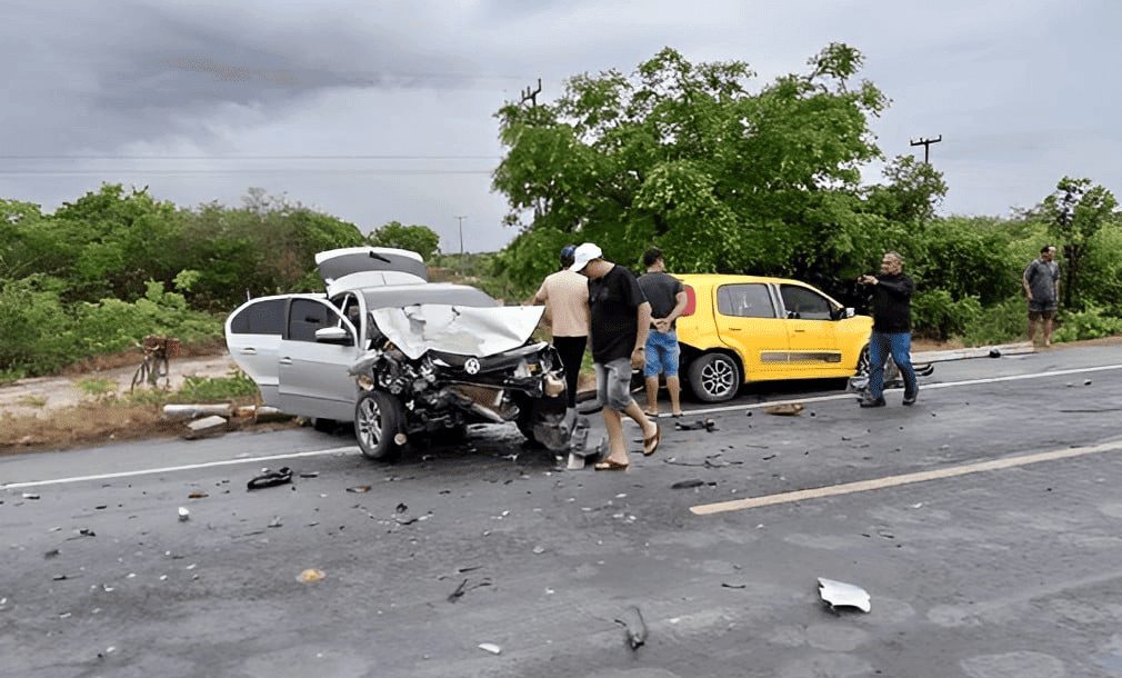 Colisão entre dois carros em Buriti dos Lopes
