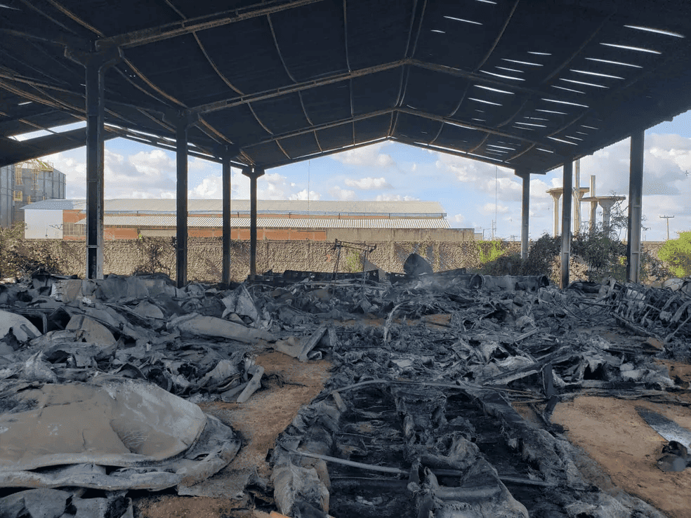 Incêndio atinge fábrica de fibra de piscina no polo industrial