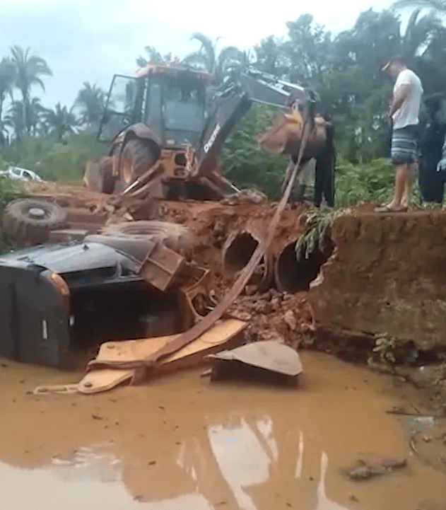 Trator usado em obra cai em riacho
