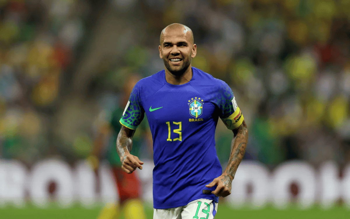 Daniel Alves foi titular na derrota do Brasil para Camarões, na Copa do Mundo