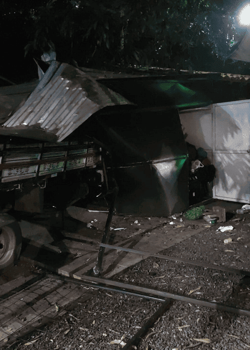Caminhão desgovernado invade bar na avenida Marechal Castelo Branco