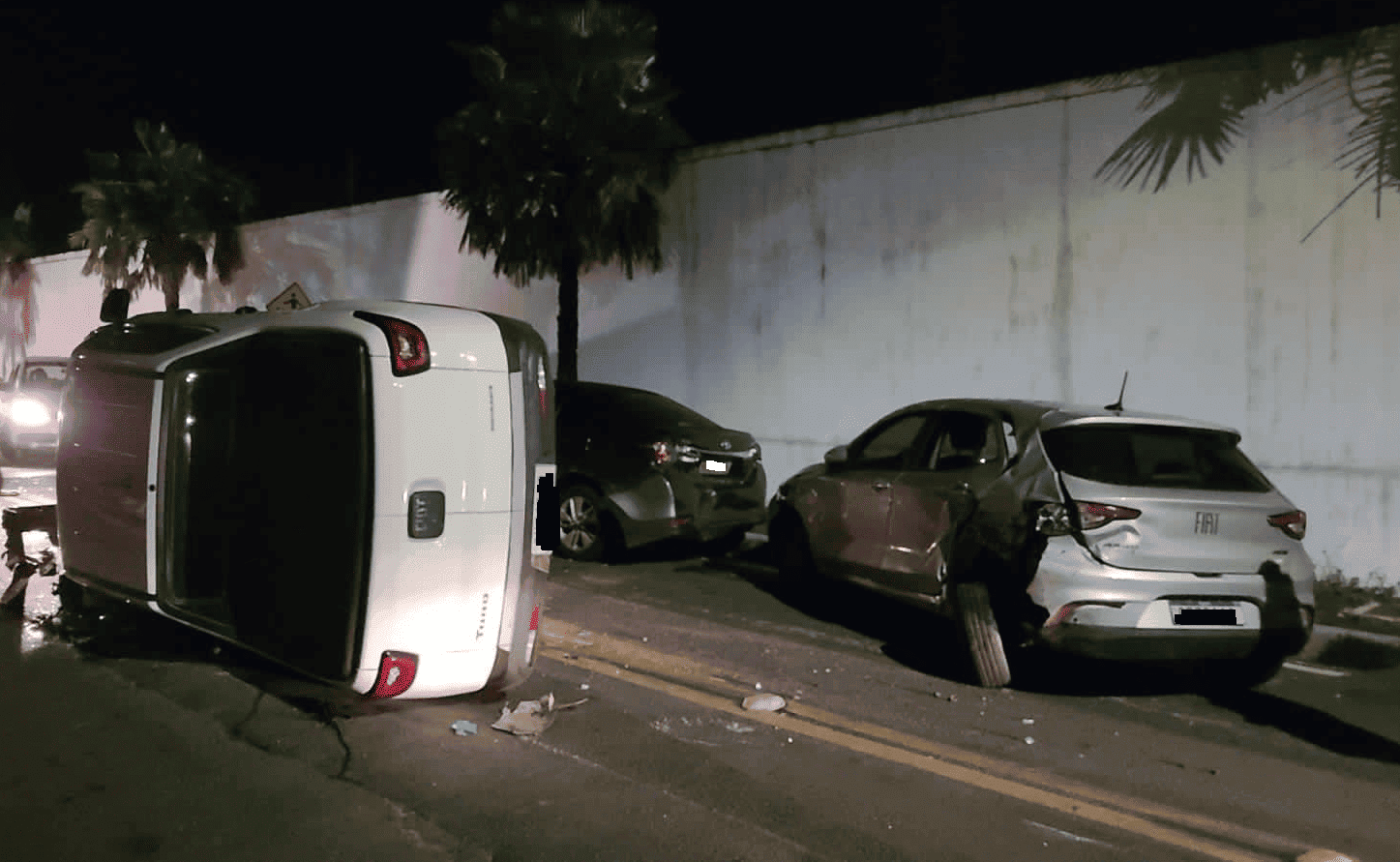 Carro tomba na entrada de condomínio