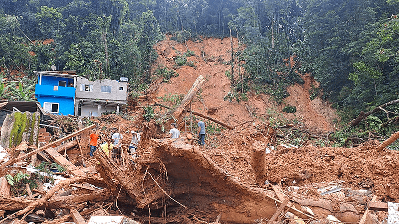 Deslizamento de terra em São Sebastião, litoral norte de São Paulo