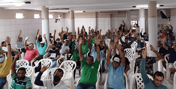 Trabalhadores do transporte público aprovam greve