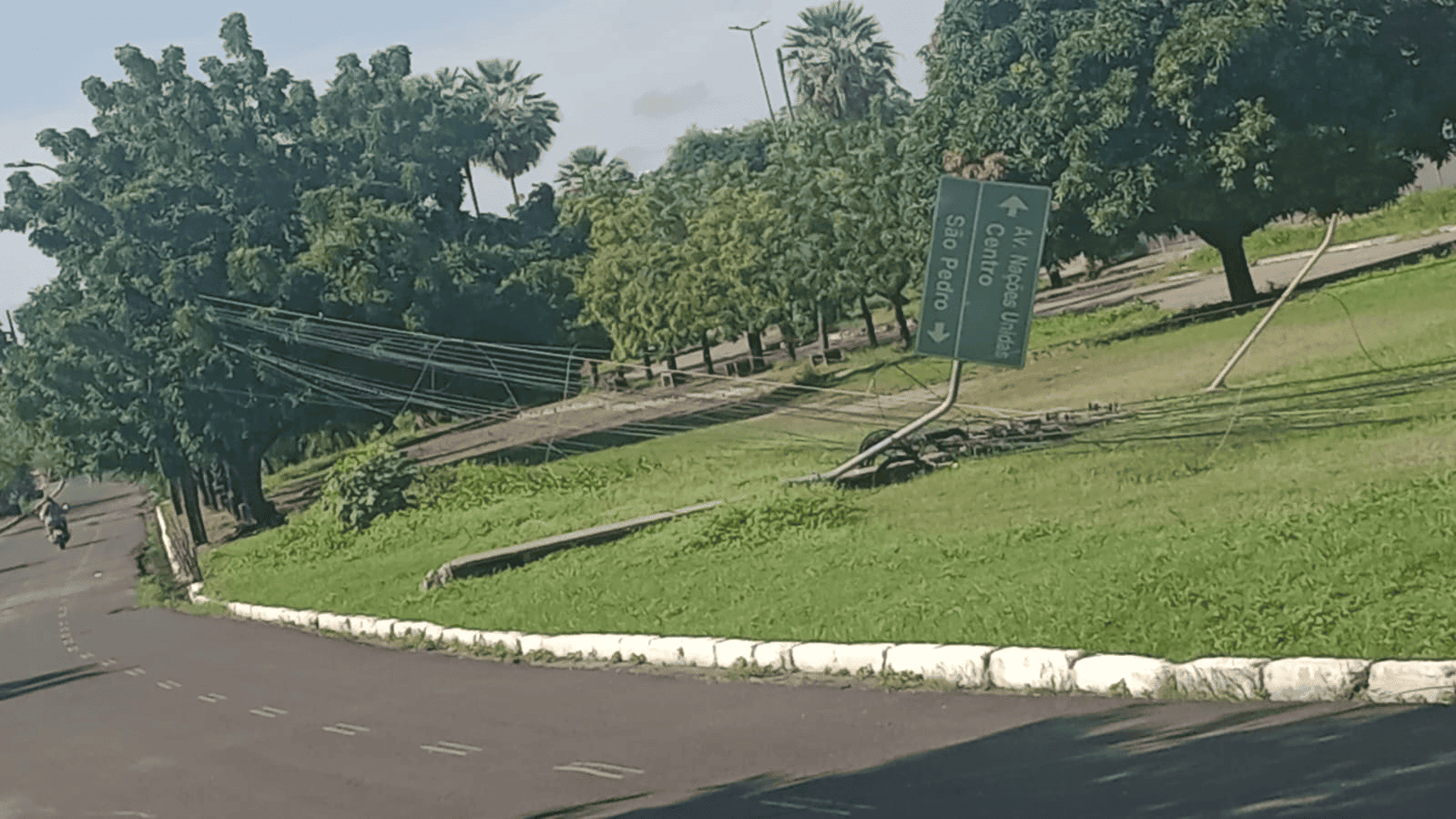 Caminhão derruba poste e arrasta fios no bairro São Pedro