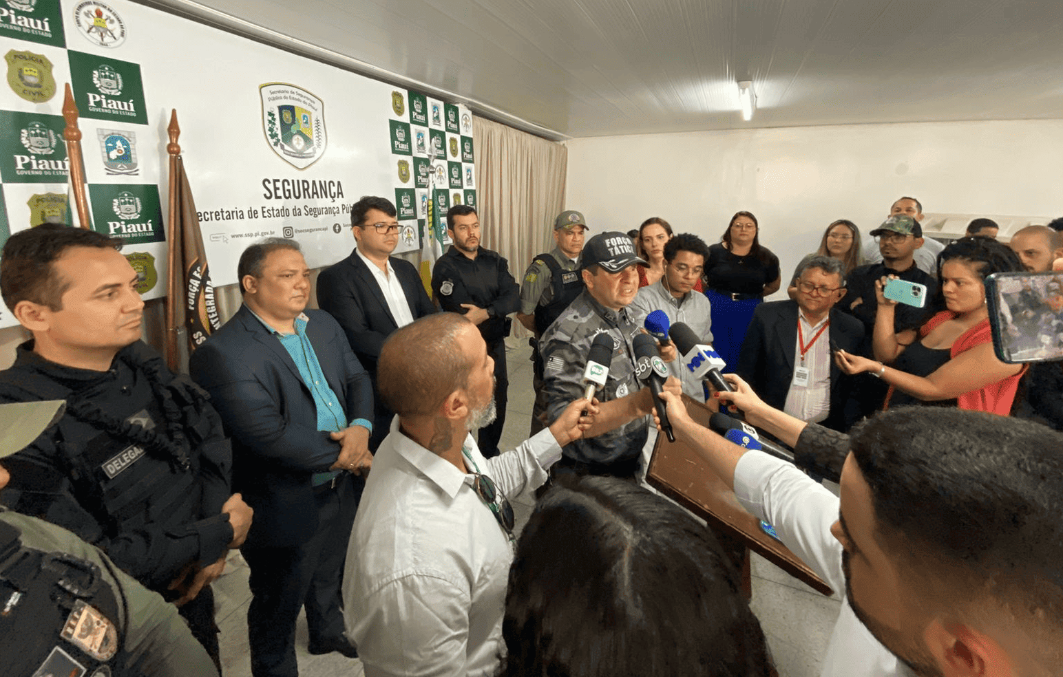Coletiva de imprensa sobre ataques a ônibus em Teresina
