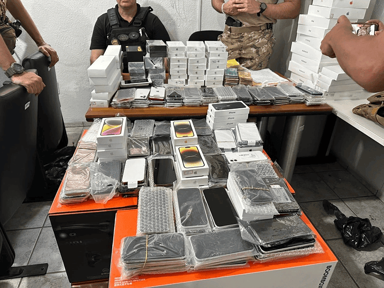 Mais de 500 aparelhos celulares foram apreendidos