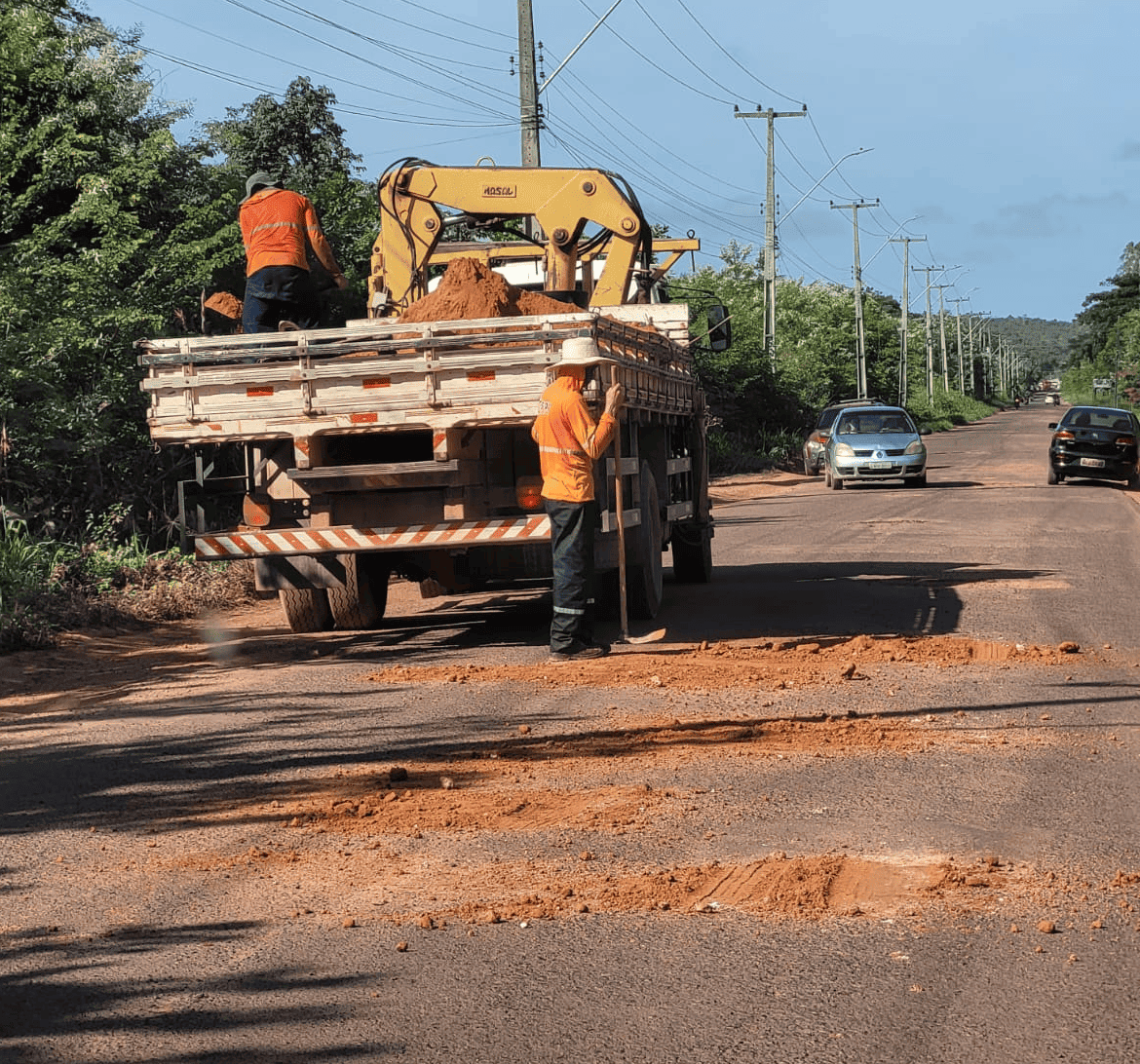 Equipe da Prefeitura de Teresina tapando buracos com barro