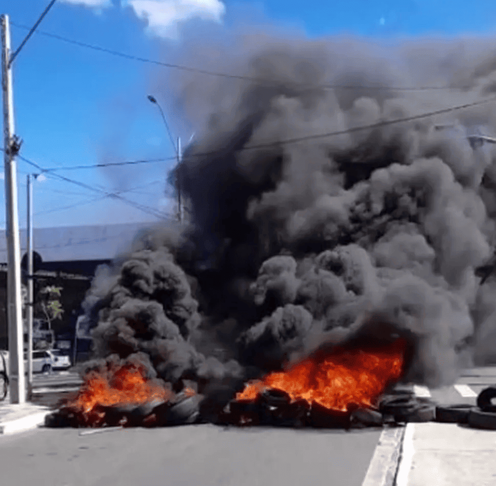 Famílias desabrigadas fazem protesto na frente da Saad Sul