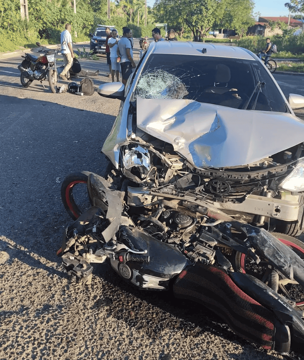 Os dois veículos ficaram bastante destruídos