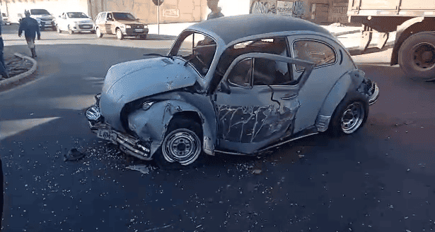 Fusca ficou bastante destruído após a colisão