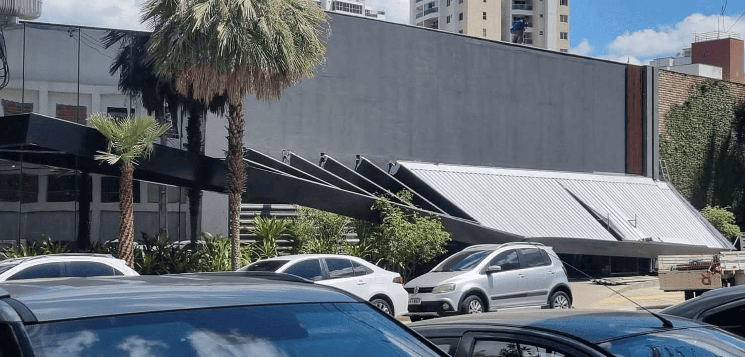 O restaurante pegou fogo em dezembro do ano passado e agora a marquise desabou durante obras